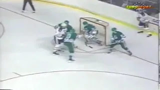 Alex Mogilny picks up a point on Dave Andreychuk goal vs Whalers (26 nov 1989)