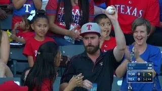 TOR@TEX: Fan catches a deep drive in foul territory