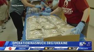 Packing food for Ukrainian refugees