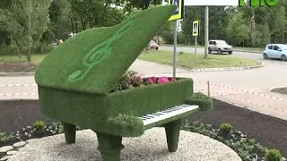 В Самаре установили цветочную скульптуру в виде рояля