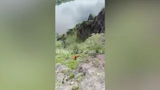 Женщина упала со скалы во время селфи