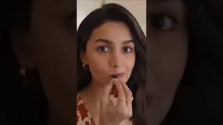 Alia Bhatt's weird way of applying lipstick 😛😱 #shorts #makeup #makeuphacks #aliabhatt #viral