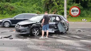 Видео с места: ДТП с пострадавшими в Киеве на Протасе: с началом дождя у азс #Сокар водитель автомоб