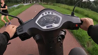 Rijden op de scooter naar huis