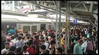 MUMBAI LOCAL TRAIN CROWD|Most Crowded Train in India|Most Crowded Train in the World|Mumbai Lifelin