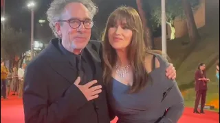 Tim Burton e Monica Bellucci mano nella mano sul red carpet di Diabolik 3