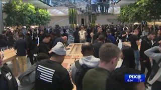 Apple`s remodeled Fifth Avenue store opens