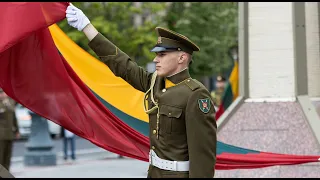 Valstybės vėliavos pakėlimo ceremonija Nepriklausomybės aikštėje