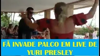 Fã invade palco em Live de Yuri Presley, ocorrida no Porto das Dunas. Yuri canta "It's Now or Never"