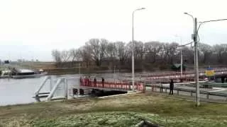 Разводной понтонный мост на Москва-реке в Коломне