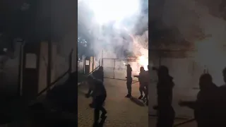 TORCIDA DO CORINTHIANS solta FOGOS em frente ao CT JOAQUIM GRAVA