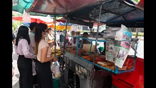 [4K] Walk around Soi Langsuan area street food destination on lunchtime in Bangkok