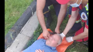 Рятувальники допомогли медикам визволити людину, яка напоролась на металевий дріт