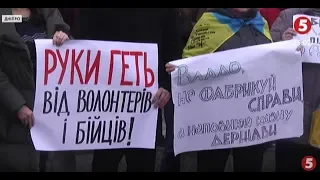 "Руки геть від волонтерів": акцію на підтримку підозрюваних у справі Шеремета влаштували у Дніпрі