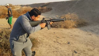 شاب عراقي يحسن استخدام m 16