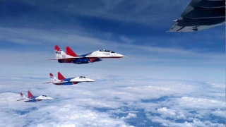 Звено истребителей МиГ-29 пилотажной группы "Стрижи" под крылом лидера Ил-76