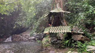 Camping shelter idea_Make a shelter hanging on a tree during heavy rain