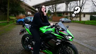 ELLE ROULE EN SPORTIVE EN PREMIERE MOTO A2 ! 😨😬  LA PUISSANCE À LA JAPONAISE