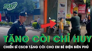 Xúc Động Clip Chiến Sĩ CSCĐ Tặng Còi Chỉ Huy Cho Em Bé Chậm Phát Triển Tại Điện Biên Phủ | SKĐS