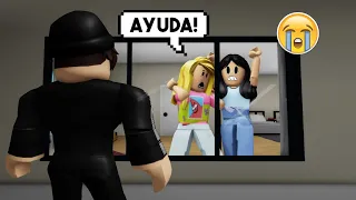 Chico SINIESTRO espía a Karla y su mejor amiga en Brookhaven | Mamá vs Roblox