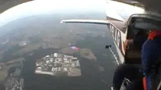 Adrian Hoffmann macht einen Fallschirmsprung mit Po-Landung