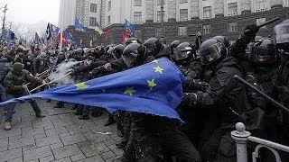 Ukraine: more clashes in Kyiv as protests continue against suspension of EU trade talks