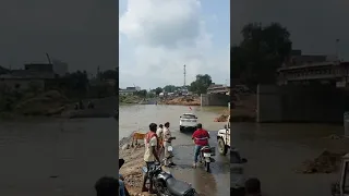 𝐅𝐨𝐫𝐭𝐮𝐧𝐞𝐫 𝐕𝐬 𝐅𝐥𝐨𝐨𝐝 🔥#flood #india #fortuner #dam #cars #bridge #shorts #youtube