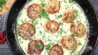 COLLECKS IN SOUR CREAM SAUCE IN A FRYING PAN. Meatballs with sauce