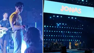 Jonas Brothers play the Bluey theme tune at Brisbane show