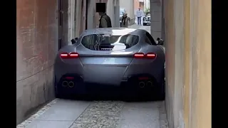 Водитель Ferrari Roma застрял, пытаясь протиснуться через узкую улицу в Италии