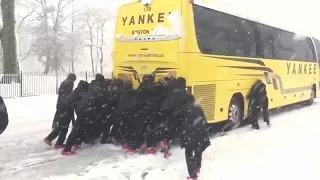 Usa, bus della squadra di basket impantanato nella neve: le atlete entrano in azione