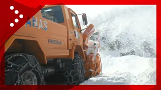 Colle Gran San Bernardo, la rimozione neve dalla Statale 27 in vista del passaggio del Giro d'Italia