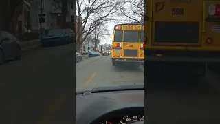 в США нельзя обгонять объезжать автобус школьный.