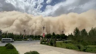 Sandstorm engulfs Chinese city