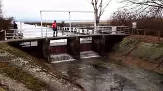 L'acqua del Trasimeno torna nell'emissario artificiale