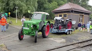 Starý traktor táhne ještě starší traktor