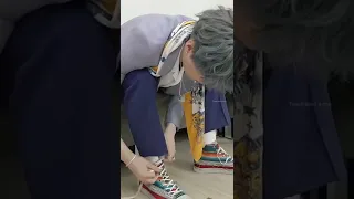 the way yoongi ties his shoes🤨 #bts #suga