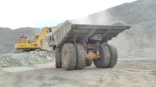 Komatsu excavator loaded the waste load for the CAT truck