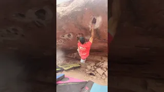 Dr Robotics 8a/7c+ Albarracín boulder La Fuente