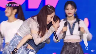 yeojin crying while carrying haseul on her back