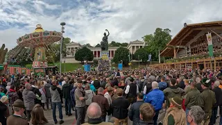 Das Platzkonzert der Wiesnwirte 2022 auf dem Oktoberfest: Impressionen vor der Bavaria