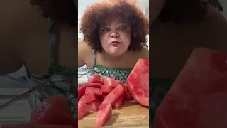 Do I cut my watermelon like a… PSYCHOPATH?! 🍉