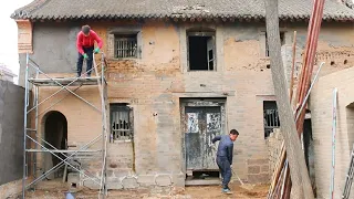 The unemployed man renovated the old house with his grandfather to start a new life.