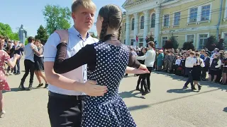 77 пар закружились в танце под мелодию песни Ярослава Евдокимова.