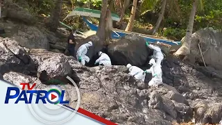 Oil spill mula sa M/T Princess Empress, nakapasok sa ilog sa Pola | TV Patrol