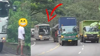 SOPIR TRUK KENCING SEMBARANGAN ! ADA BUS GAGAL NGEBLONG ..