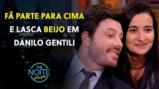 Danilo beijoqueiro! A fã não perdeu tempo e lascou um beijo no apresentador | The Noite (23/08/22)