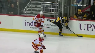 Nikita Zadorov hits Sidney Crosby and gets a slash from him (23 nov 2022)