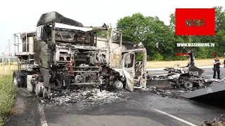 Rettungswagen und LKW nach Unfall in Vollbrand 18.08.2022