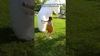 Белый мишка танцует под Ягода Малинка 😂 #Shorts #праздник #деньрождения #поздравление #белыймишка